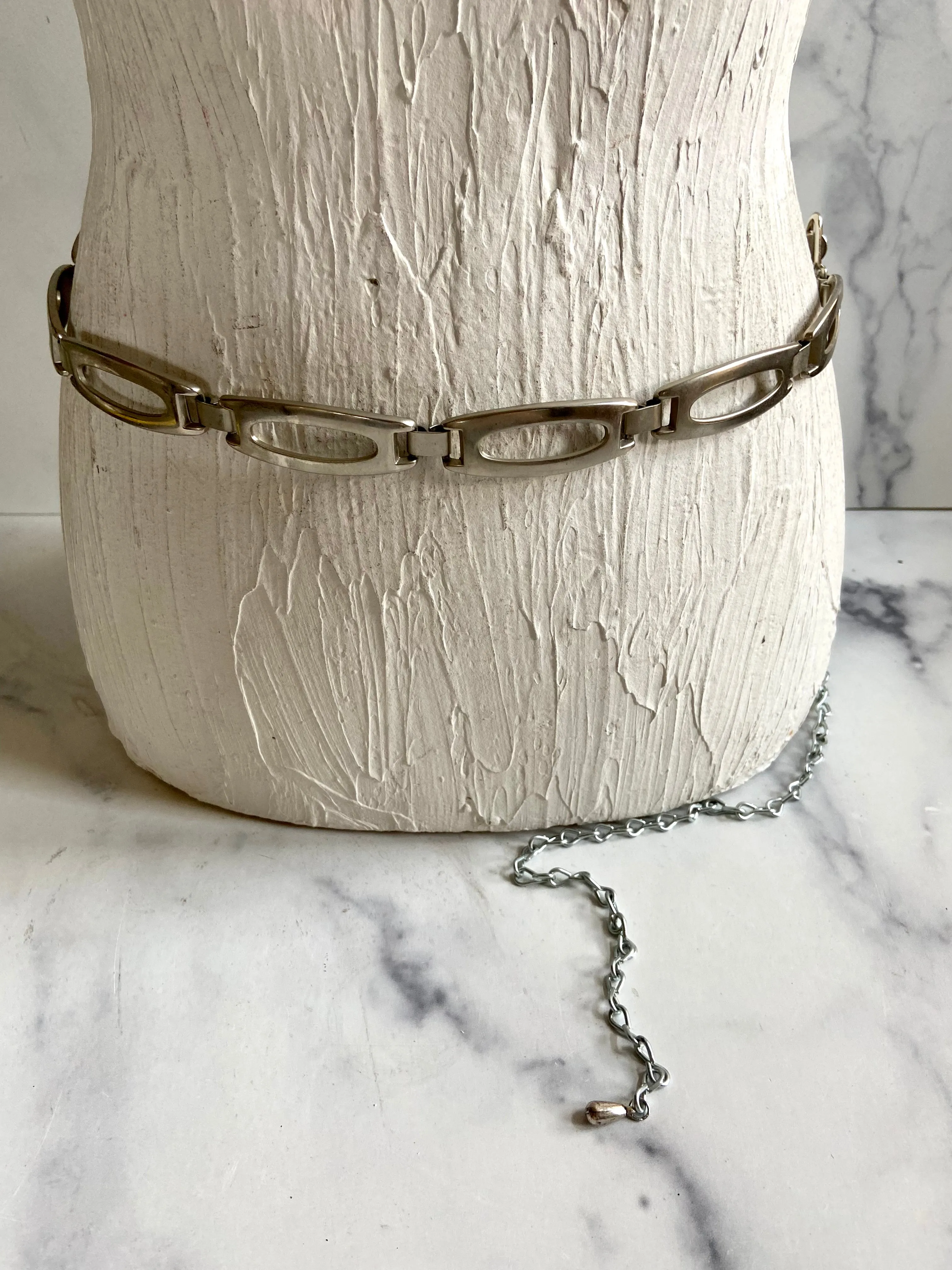 Little bit roundy rectangle chain belt