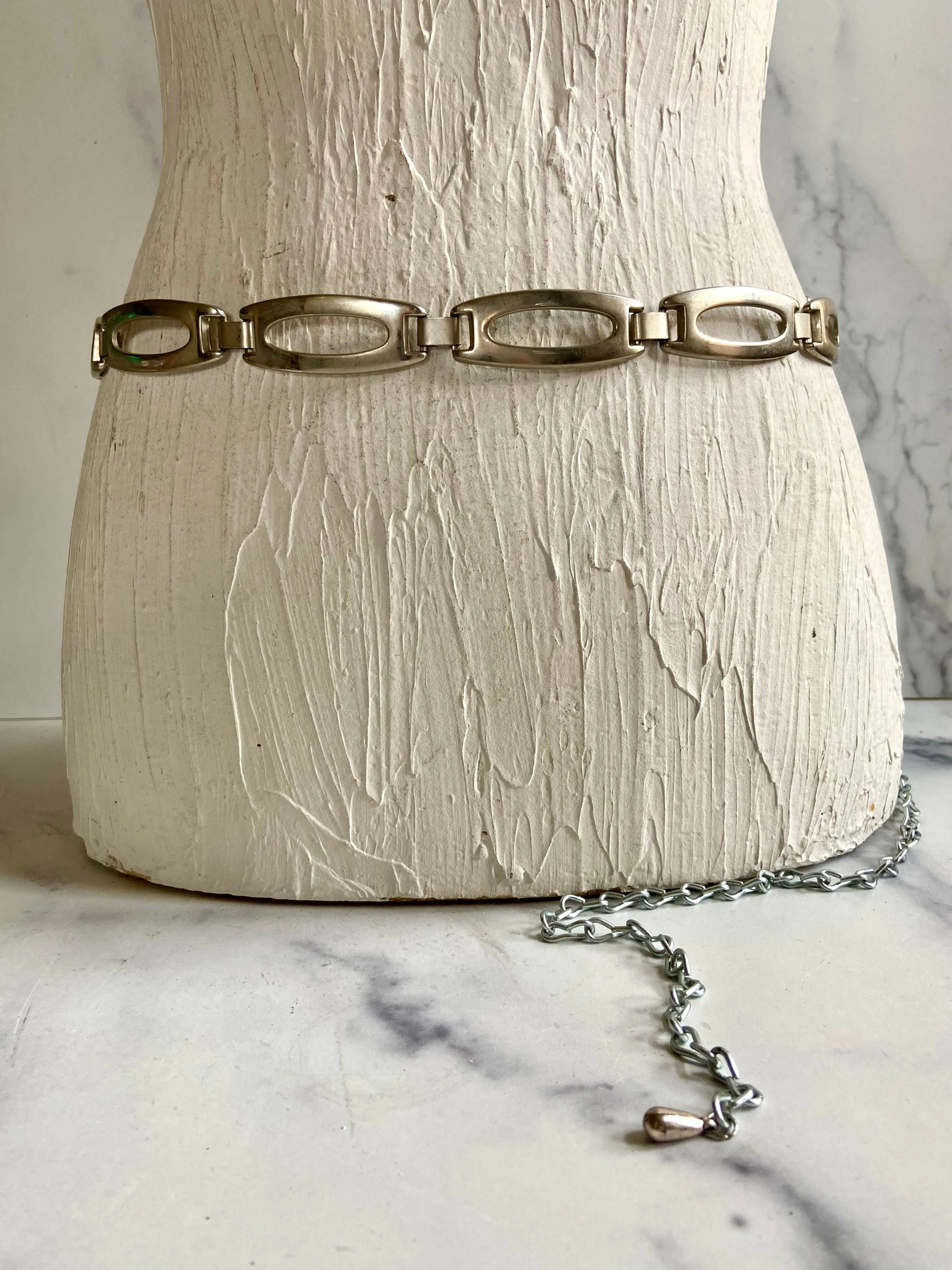 Little bit roundy rectangle chain belt